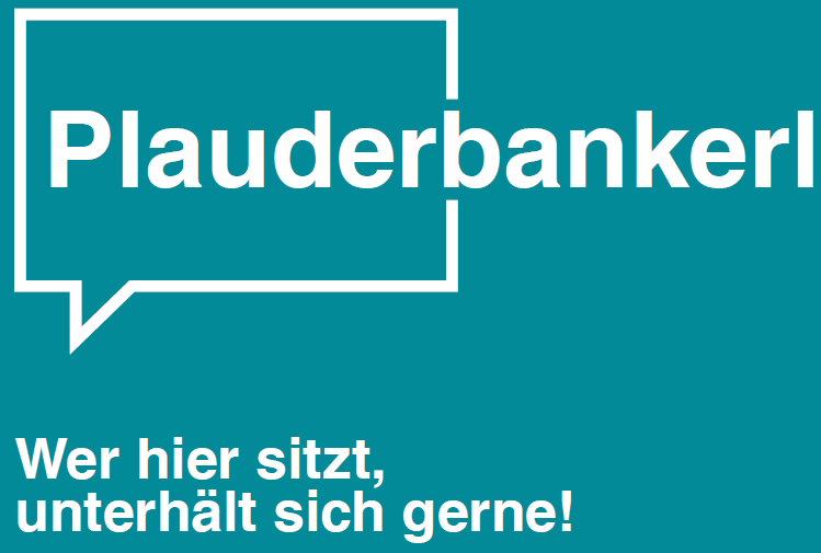 Ein blaues Poster mit weißem Text, der 'Plauderbankerl' und eine Sprechblase mit dem Satz 'Wer hier sitzt, unterhalt sich gerne!' in weißer Schrift auf blauem Hintergrund zeigt.