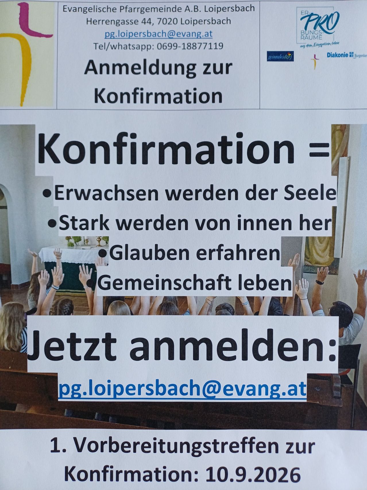 Ein Plakat zur Anmeldung zur Konfirmation zeigt eine Gruppe von Menschen, die die Hände heben, mit dem Text 'Jetzt anmelden: pg.loipersbach@evangel.at' und einem gelben Symbol. Die Überschrift lautet 'Konfirmation = Stark werden, Glauben erfahren, Gemeinschaft leben'.