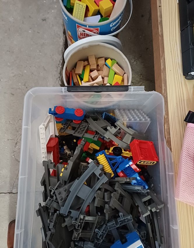 Ein Plastikbehälter gefüllt mit einer Vielzahl von bunten Lego-Steinen.