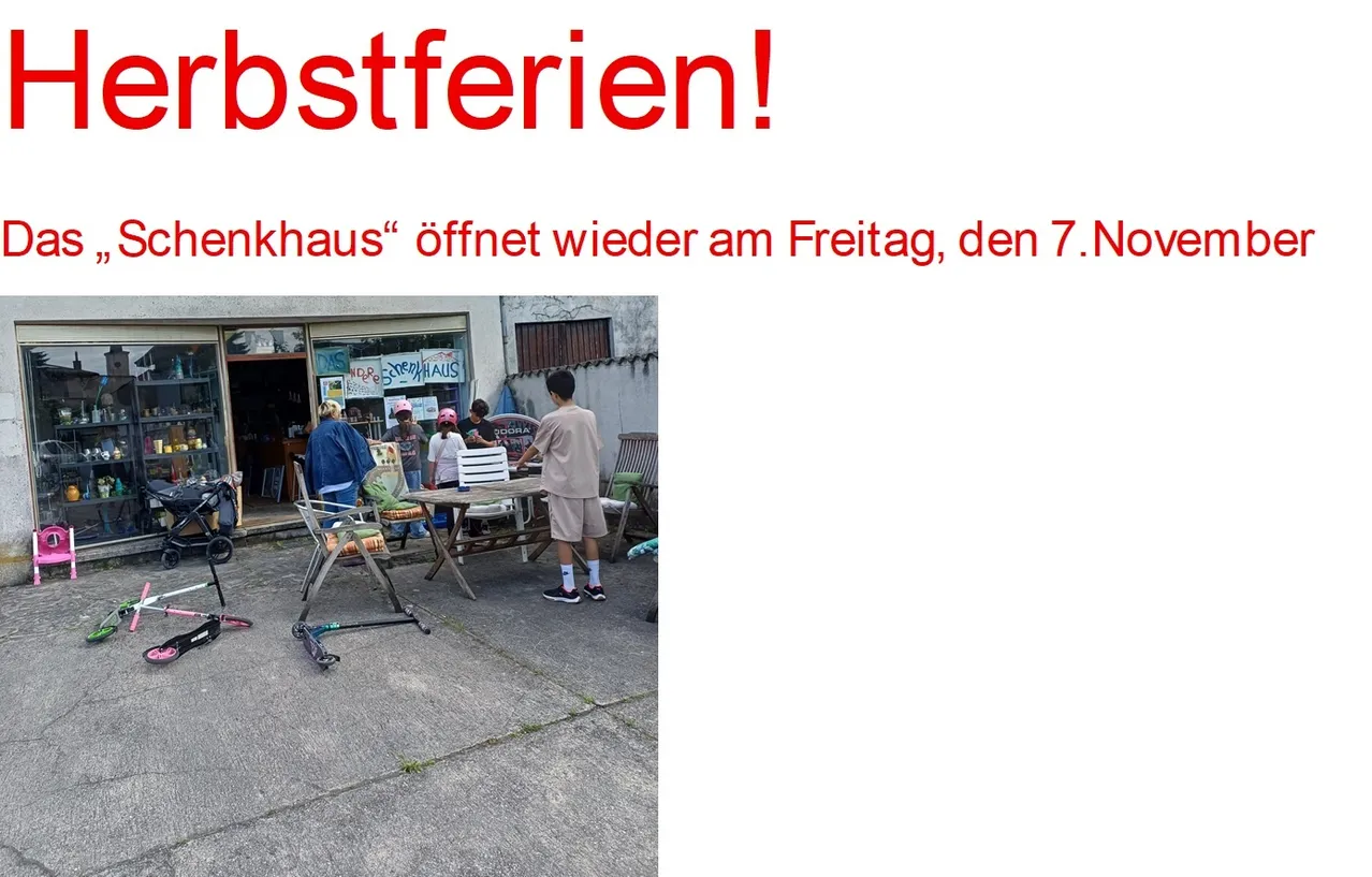 Ein Außenbereich mit einem Tisch und Stühlen, einem stehenden Mann und einem Kinderwagen und Spielzeug auf dem Boden.