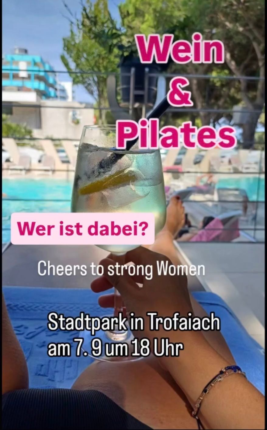 Eine Person, die ein Weinglas mit einem Getränk und Eis in der Nähe eines Pools hält, mit Textüberlagerungen für eine Veranstaltung und einen Ort.