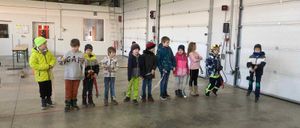 Bild enthält, Floor, Person, Boy, Child, Male, People, Jacket, Shoe, Jeans, Indoors