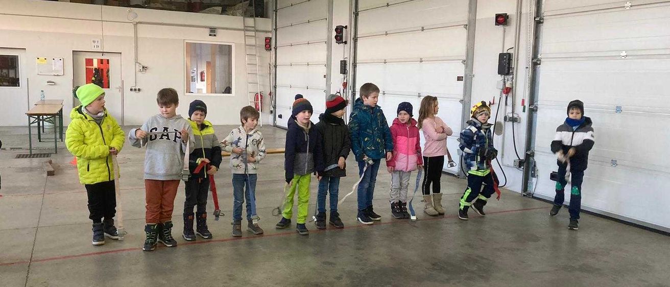 Bild enthält, Floor, Person, Boy, Child, Male, People, Jacket, Shoe, Jeans, Indoors