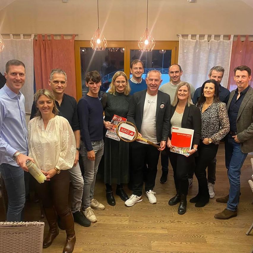 Bild enthält, Groupshot, Person, Adult, Female, Woman, People, Male, Man, Shaker, Bride