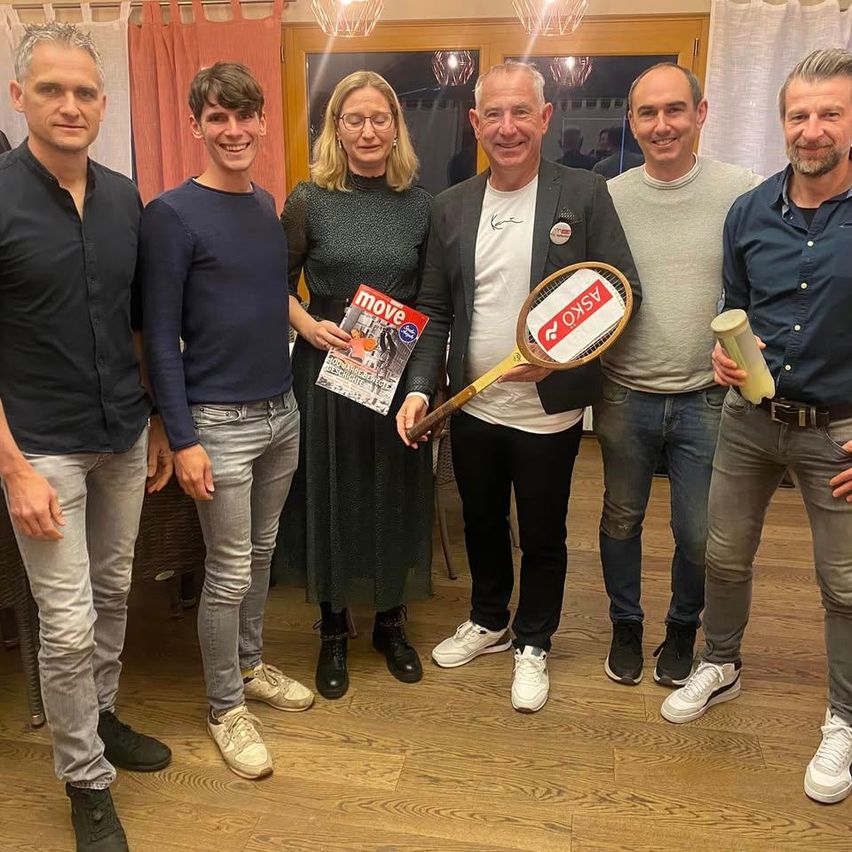 Bild enthält, Racket, Tennis Racket, Groupshot, Person, Adult, Female, Woman, Male, Man, People