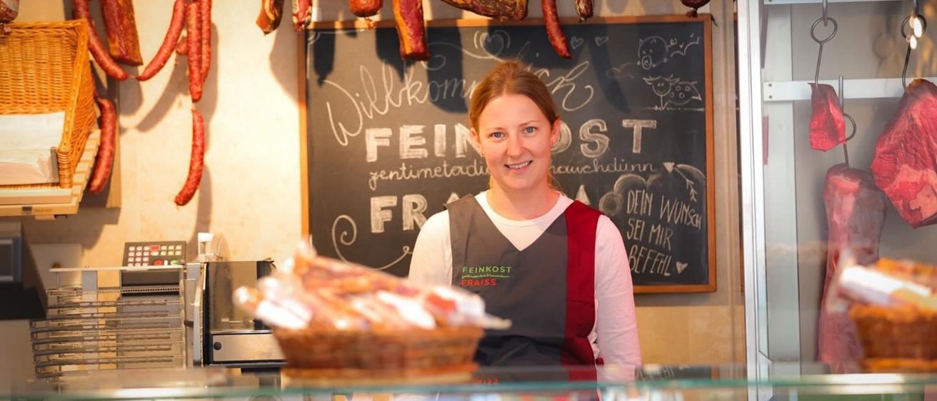 Bild enthält, Butcher Shop, Shop, Person, Face, Head, Blackboard