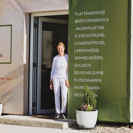 Bild enthält, Plant, Potted Plant, Person, Face, Head, Door, Clothing, Footwear, Shoe