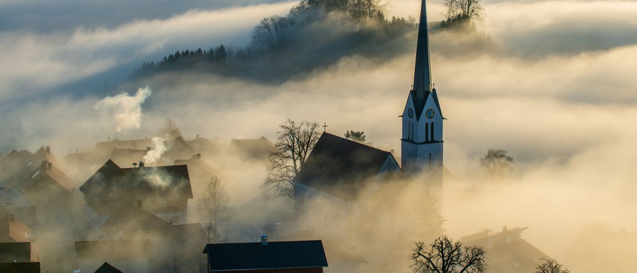 Bild enthält, Nature, Outdoors, Weather, Architecture, Building, Spire, Tower, Fog, Mist, Sky