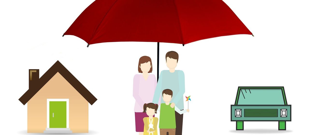 Eine vierköpfige Familie steht unter einem roten Regenschirm. Ein Haus und ein Auto befinden sich auf beiden Seiten.