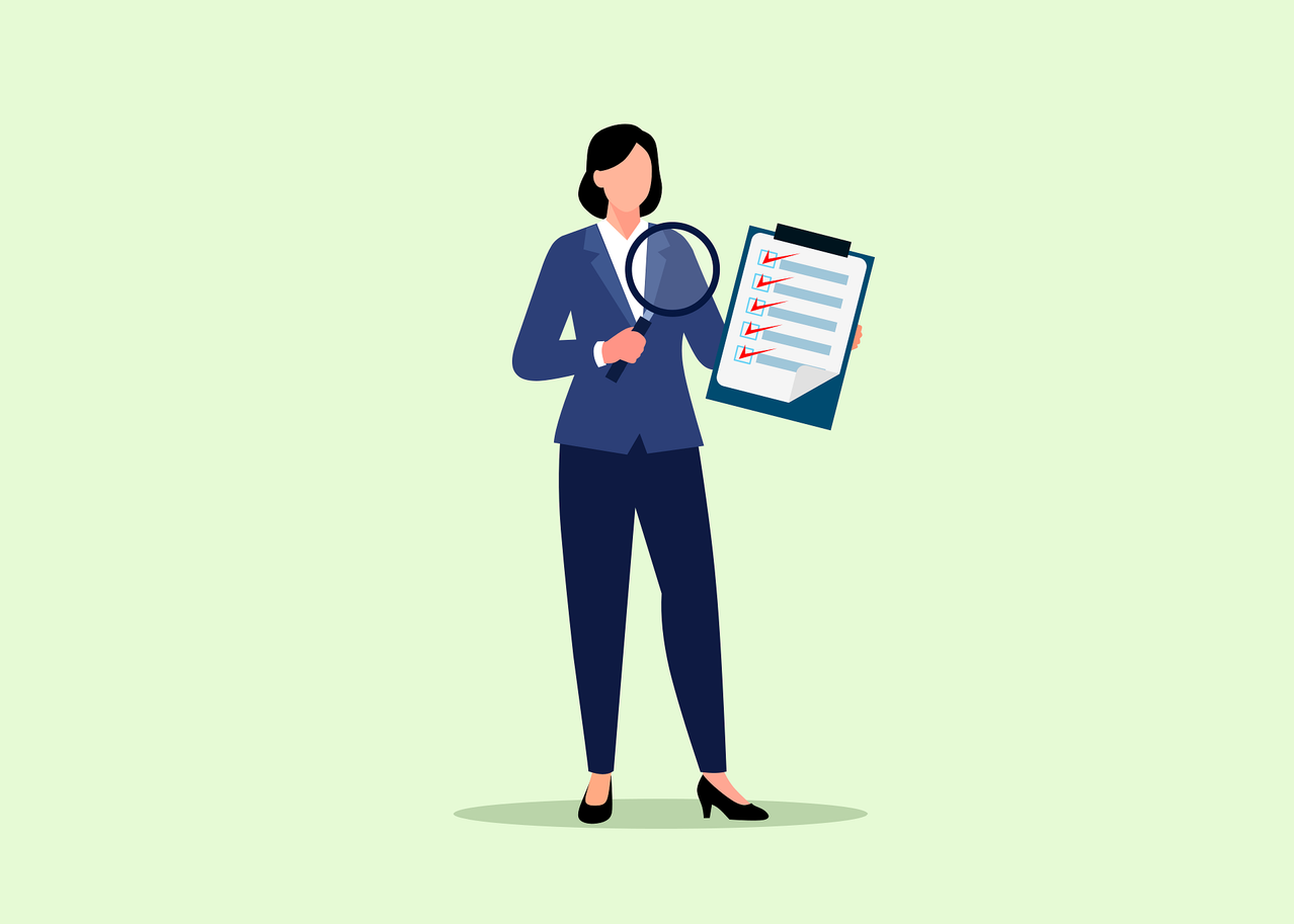 Eine Geschäftsfrau untersucht eine Checkliste mit einer Lupe. Sie trägt einen Anzug und steht vor einem grünen Hintergrund.