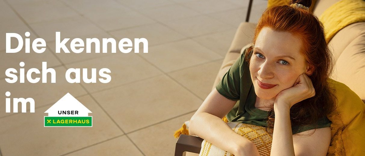 Eine Frau mit roten Haaren sitzt auf einer Couch, lächelt und hat ihre Hand am Kinn. Weißer Text liest 'unnen us'.