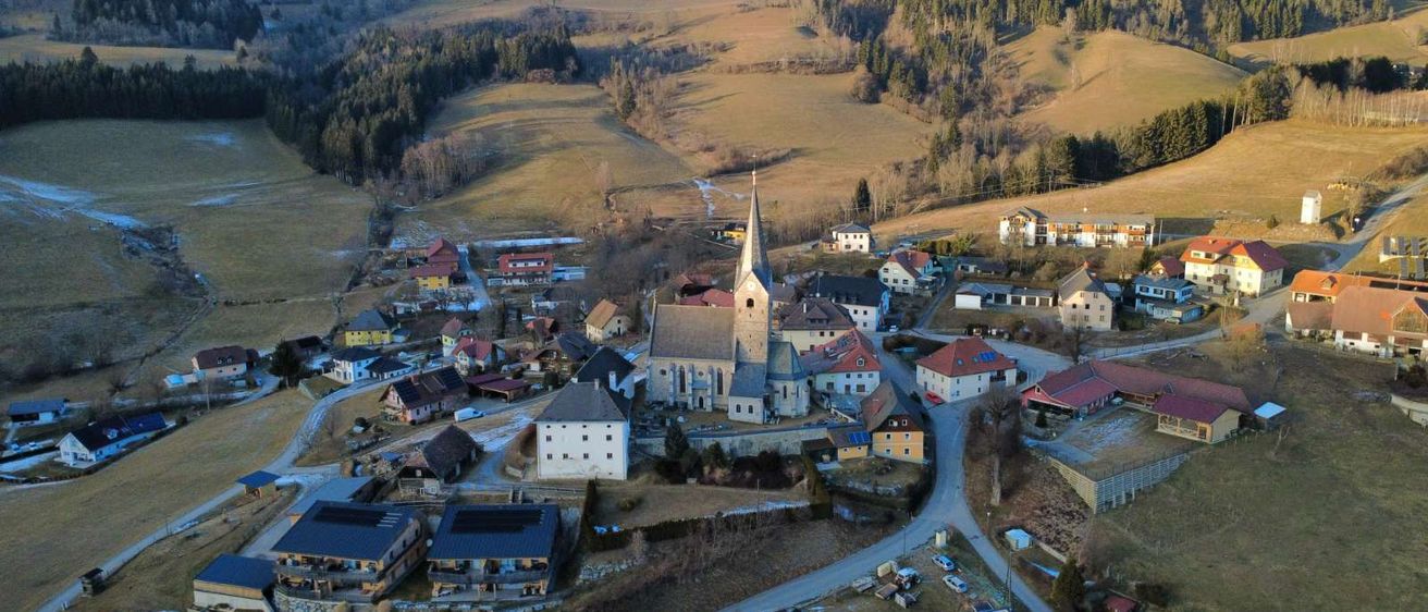 Bild enthält, Outdoors, Nature, Countryside, Architecture, Building, Rural, Village, Aerial View, Car, Vehicle