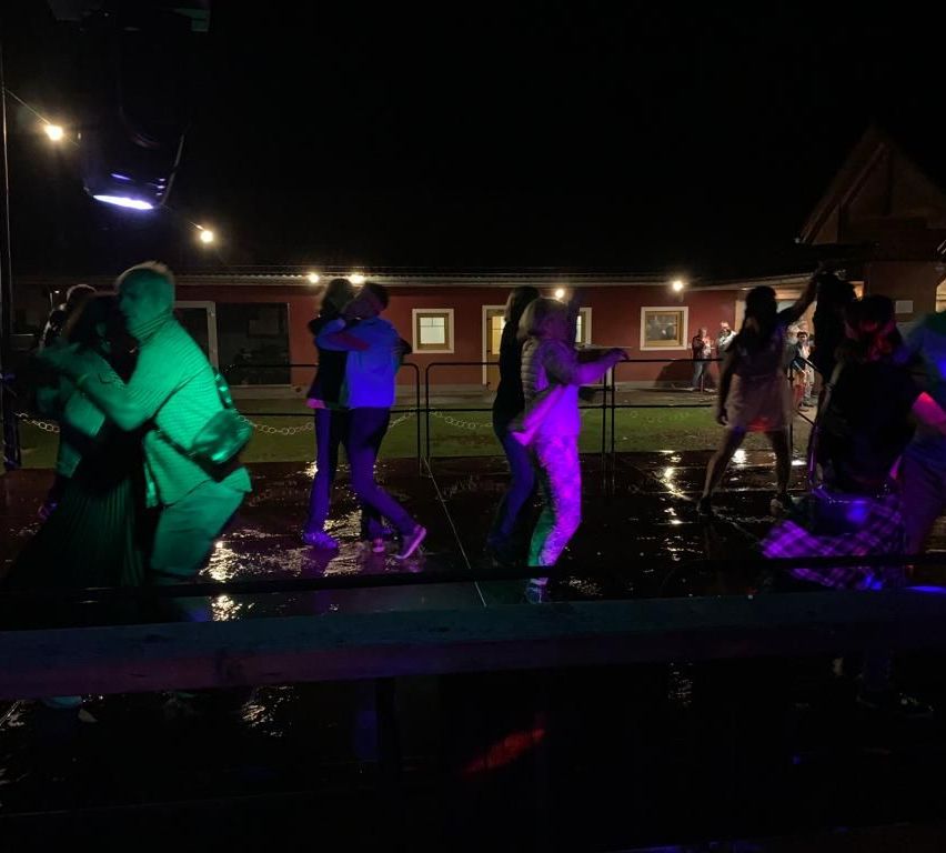 Bild enthält, Lighting, Urban, Adult, Female, Person, Woman, Male, Man, Night, Night Life