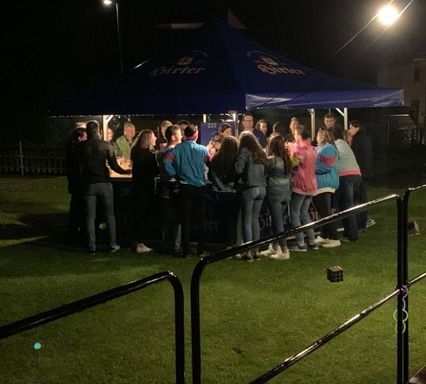 Bild enthält, Shelter, People, Person, Grass, Urban, Adult, Male, Man, Field, Night