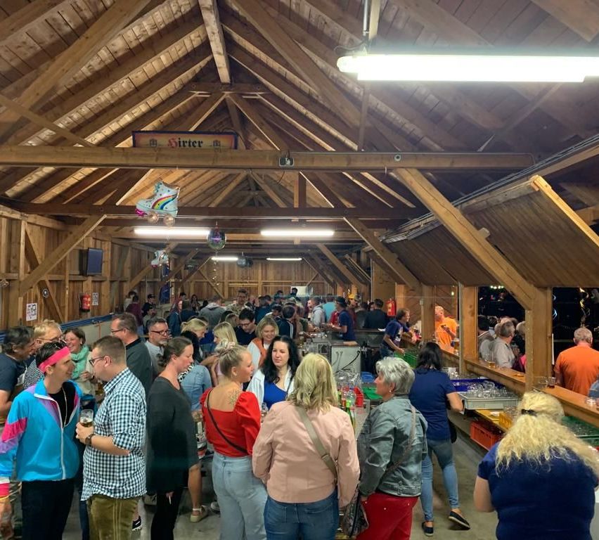 Bild enthält, People, Person, Adult, Female, Woman, Wood, Building, Boy, Child, Male