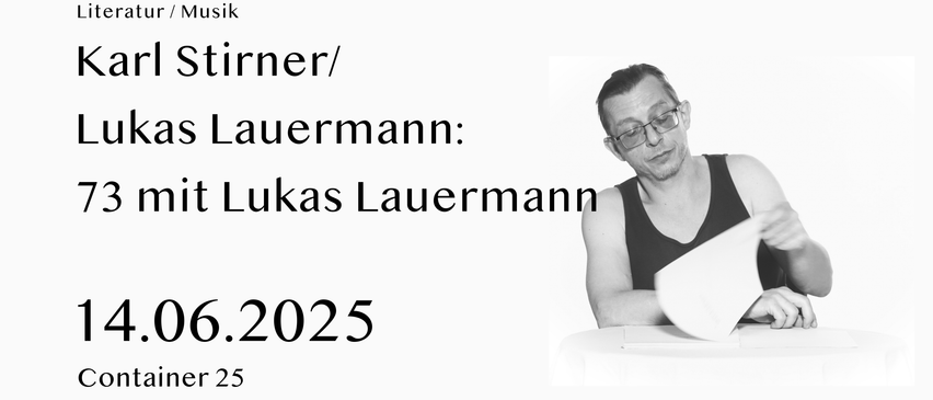 Schwarz-Weiß-Bild eines Mannes mit Brille und ärmellosem Hemd, der an einem Tisch sitzt, mit Text auf Deutsch darüber und darunter.