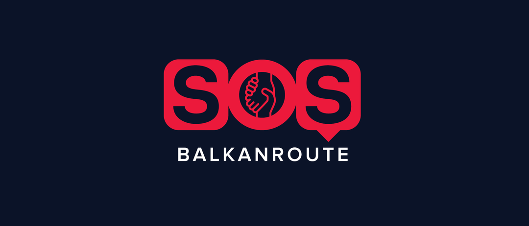 Das SOS-Logo für die Balkanroute ist zu sehen. Das SOS ist in Rot mit einem Händedrucksymbol. Unten steht Balkanroute in Weiß.
