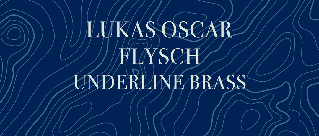 Das Bild zeigt einen blauen abstrakten Hintergrund mit weißem Text, der 'LUKAS OSCAR FLYSCH UNDERLINE BRASS' lautet. Der Text ist zentriert und in einer fettgedruckten, klaren Schriftart gehalten.