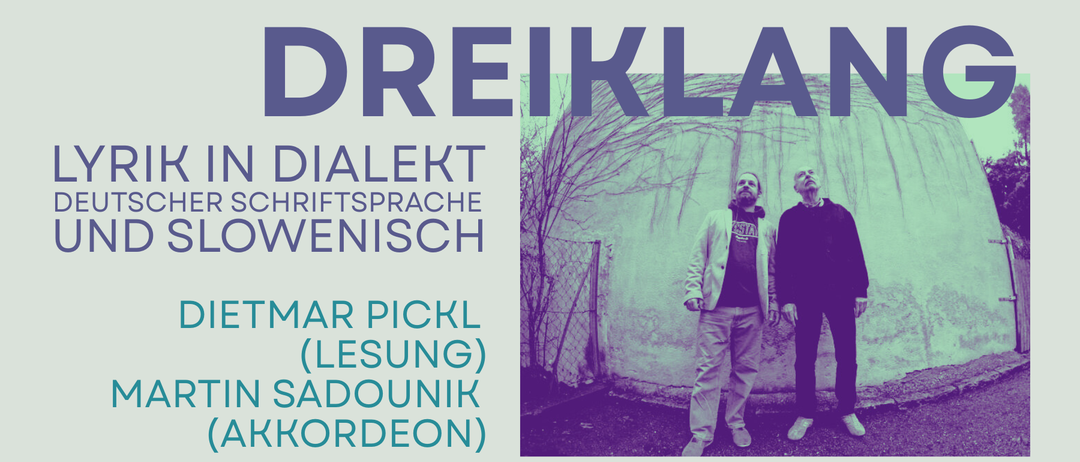 Ein Poster mit dem Titel 'DREI KLA' in großen lila Buchstaben. Darunter steht 'DIALEKT SCHRIFTSPRACHE WENISCH'. Zwei Männer stehen neben einer von Bäumen bewachsenen Mauer.