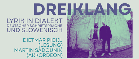 Ein Poster mit dem Titel 'DREI KLA' in großen lila Buchstaben. Darunter steht 'DIALEKT SCHRIFTSPRACHE WENISCH'. Zwei Männer stehen neben einer von Bäumen bewachsenen Mauer.