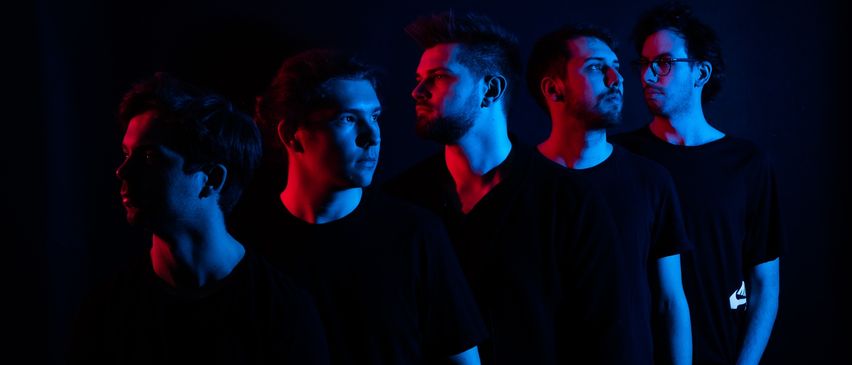 Bild enthält, T-Shirt, People, Person, Adult, Male, Man, Face, Head, Portrait, Glasses