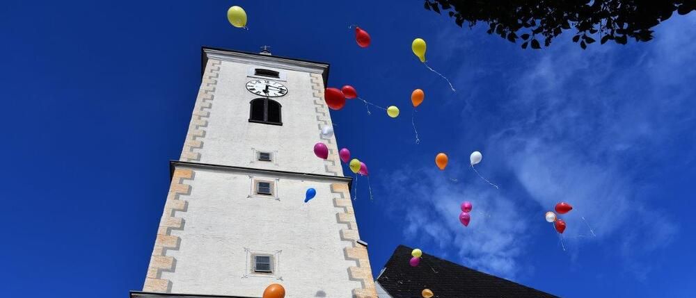 Bild enthält, Architecture, Building, Clock Tower, Tower, Bell Tower, Balloon, Ball, Sport, Tennis, Tennis Ball