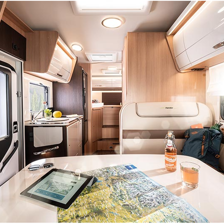 Bild enthält, Yacht, Handbag, Refrigerator, Computer Hardware, Monitor, Screen, Interior Design, Glasses, Furniture, Kitchen