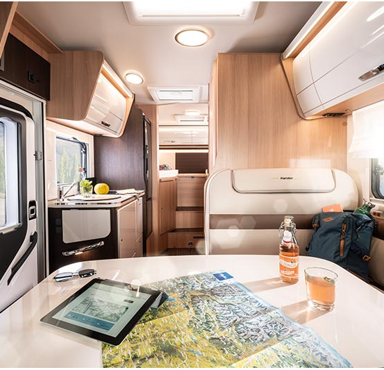 Bild enthält, Yacht, Handbag, Refrigerator, Computer Hardware, Monitor, Screen, Interior Design, Glasses, Furniture, Kitchen