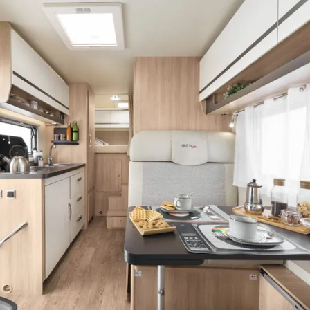 Bild enthält, Indoors, Interior Design, Kitchen, Home Decor, Cup, Cosmetics, Perfume