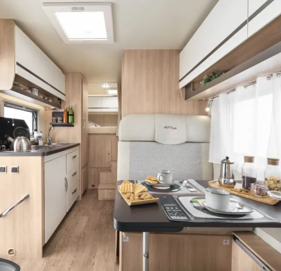 Bild enthält, Indoors, Interior Design, Kitchen, Home Decor, Cup, Cosmetics, Perfume