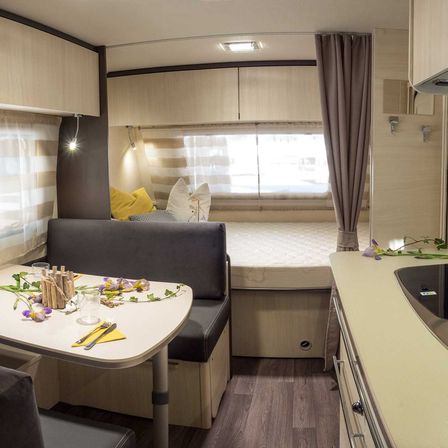 Bild enthält, Indoors, Interior Design, Dining Table, Furniture, Table, Kitchen, Dining Room, Home Decor, Living Room, Knife