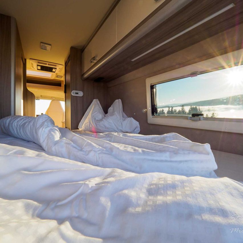 Bild enthält, Blanket, Furniture, Housing, Bed, Bedroom, Indoors