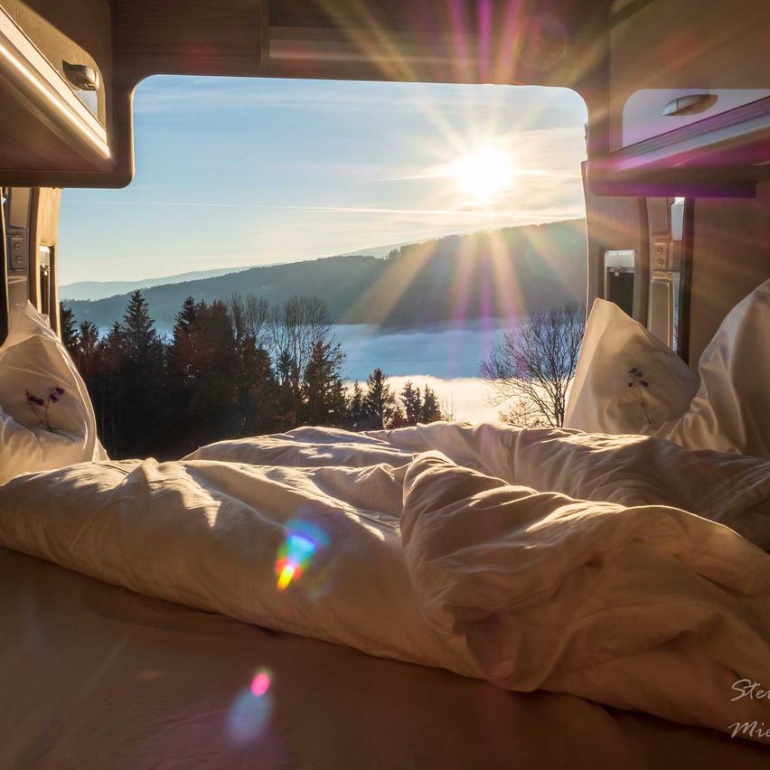 Bild enthält, Sky, Cushion, Home Decor, Bed, Bedroom, Dorm Room, Furniture, Blanket, Flare, Shelter