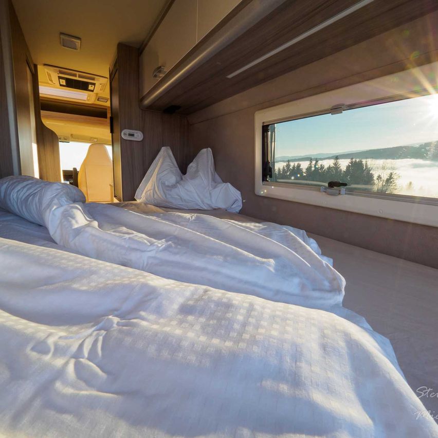 Bild enthält, Furniture, Bed, Housing, Indoors, Bedroom, Floor, Chair