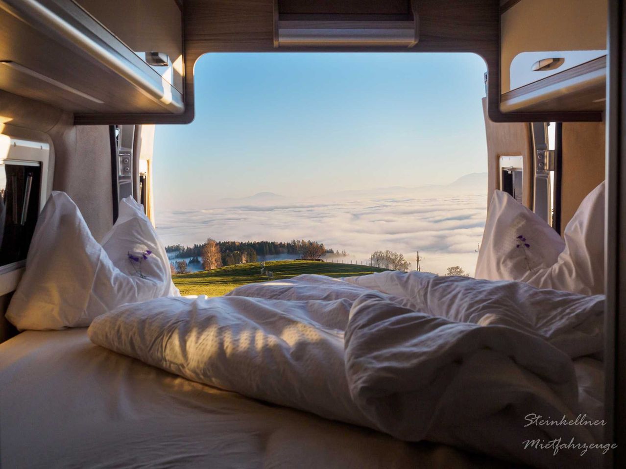 Bild enthält, Cushion, Home Decor, Furniture, Bed, Bedroom, Outdoors, Scenery