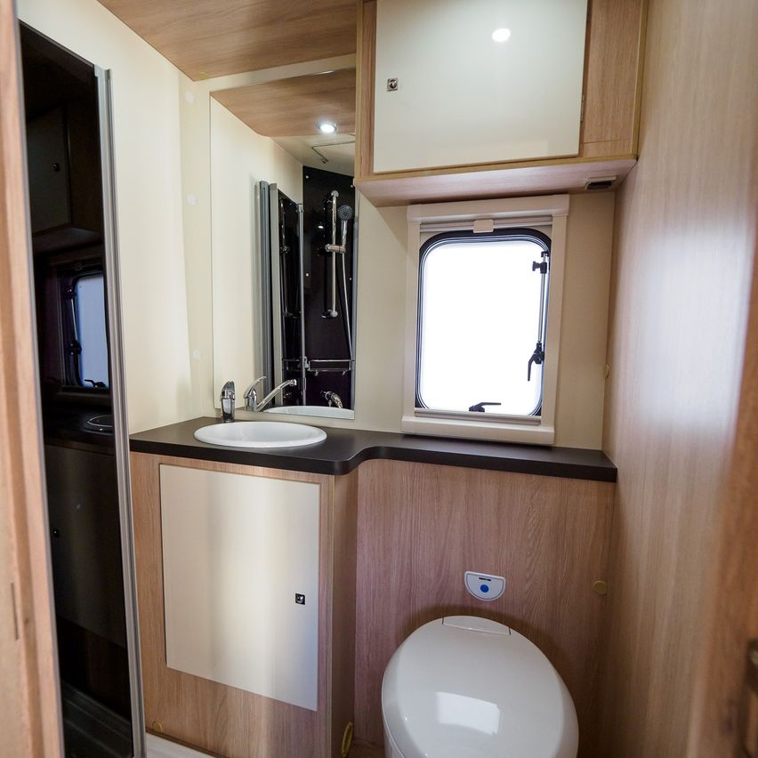 Bild enthält, Indoors, Interior Design, Wood, Sink, Toilet, Sink Faucet, Screen, Plywood, Building, Monitor