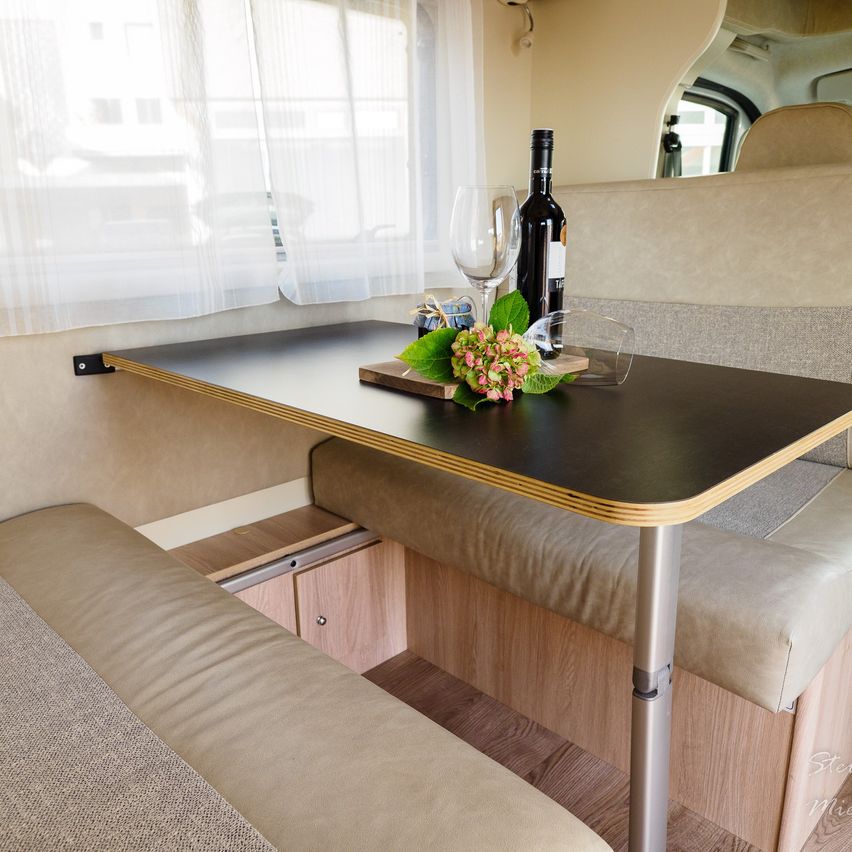 Bild enthält, Furniture, Table, Tabletop, Coffee Table, Couch, Living Room, Flower, Flower Arrangement, Plywood, Flower Bouquet