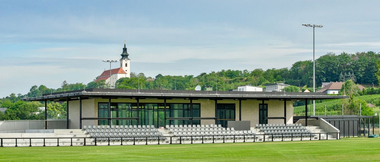 Bild enthält, Grass, Plant, Lawn, Building, Housing, Field, Outdoors, Scenery, House, Villa