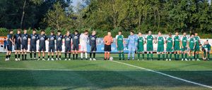 Bild enthält, People, Person, Field, Team, Grass, Plant, Soccer Ball, Sport, Groupshot, Crowd