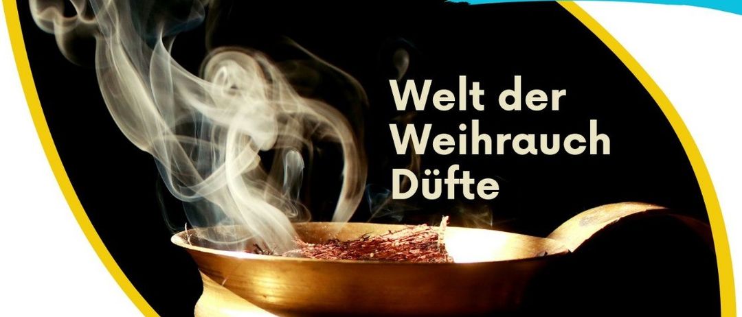 Ein Veranstaltungsposter mit einer Räucherschüssel und Rauch. Es steht 'Welt der Weihrauch Düfte'. Die Veranstaltung findet am 26. November 2025 von 17:30 bis 20:30 Uhr statt. Ort: Kohlbauerhof, Hof-Präbach, Maningweg 10, 8063 Eggersdorf. Die Veranstaltung umfasst das Verkosten verschiedener Weihrauchsorten und bietet Wissen und Tipps zum Räuchern zu Hause. Sie endet mit einem duftenden Segensritual bei der Kapelle am Hof.