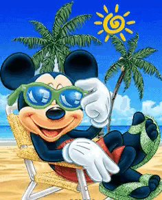 Mickey Mouse liegt auf einem Liegestuhl am Strand, trägt eine Sonnenbrille und grüne Flip-Flops, lächelt breit, unter einem sonnigen Himmel mit Palmen.