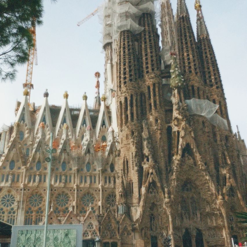 Eine Kathedrale mit komplizierten Designs und laufenden Bauarbeiten. Kräne und Gerüste sind sichtbar.