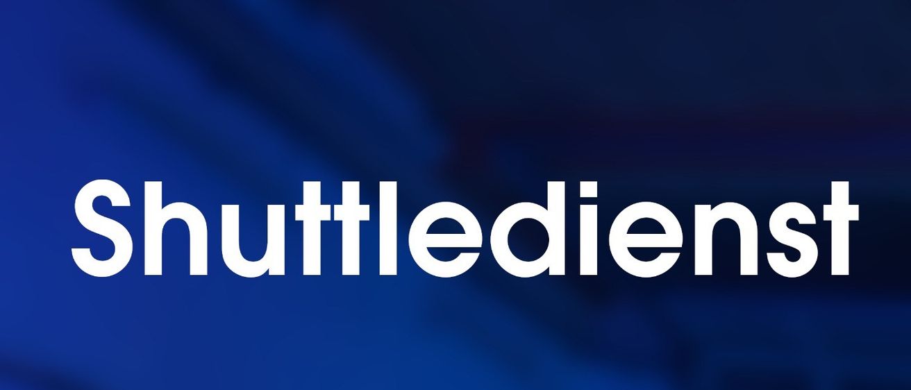 Ein blau-gelbes Schild für Space Taxi Udo Feiertag Stegersbach mit der Telefonnummer 0664/400 6290. Der Service ist von 23:00 Uhr bis 04:00 Uhr in Betrieb.