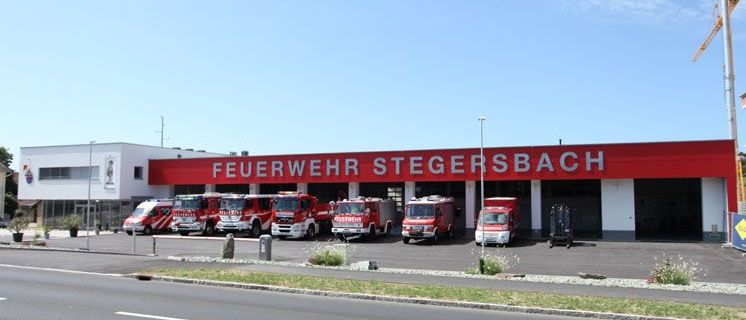 Bild enthält, Fire Station, Fire Truck, Transportation, Truck, Vehicle, Plant, Car, Person