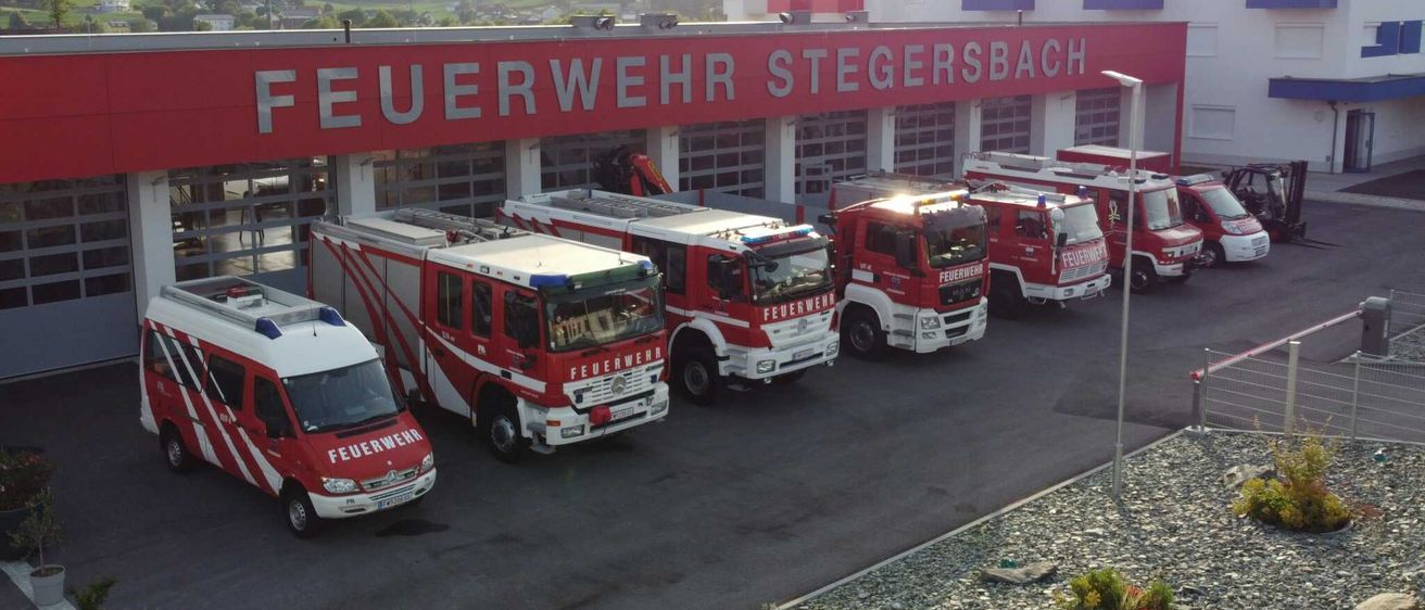 Bild enthält, Fire Station, Fire Truck, Transportation, Truck, Vehicle, Car, Plant, Machine, Wheel