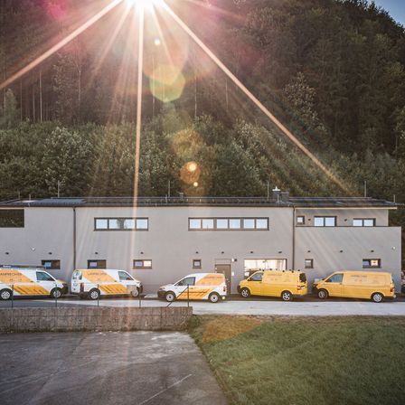 Bild enthält, Car, Transportation, Vehicle, Machine, Wheel, Architecture, Building, Van