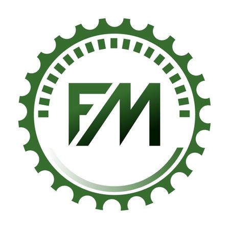 Ein kreisförmiges Logo mit grünem Zahndesign, das die Buchstaben FM in fetter, grüner Schrift zeigt. Das Logo ist vor weißem Hintergrund gesetzt.