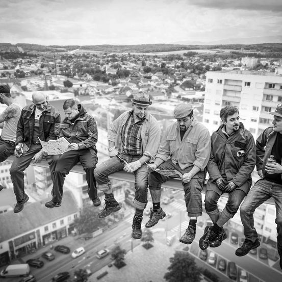 Bild enthält, City, Coat, Jacket, Adult, Male, Man, Person, Urban, Shoe, Pants