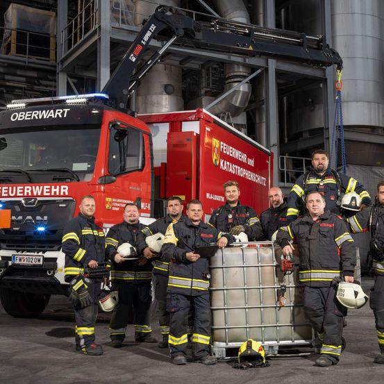 Bild enthält, Adult, Male, Man, Person, Soccer Ball, Sport, Helmet, License Plate, Jacket, Fireman