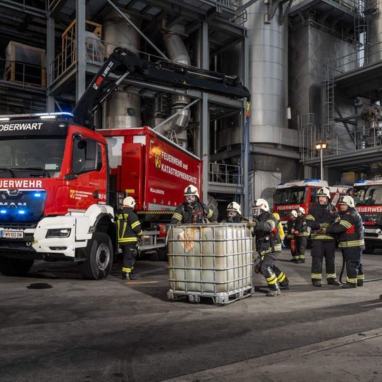 Bild enthält, Person, Transportation, Truck, Vehicle, Machine, Wheel, Helmet, Clothing, Footwear, Shoe